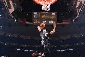 开云官网入口-19中8！库里27+6勇士不敌残阵雄鹿：关键时刻连续失误葬送比赛，勇士库里经典比赛